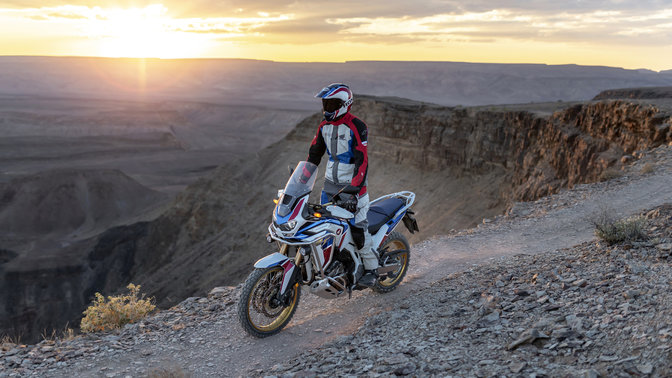Honda CRF1100L Africa Twin Adventure Sports jadąca na torze motocrossowym.