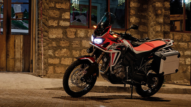 Honda Africa Twin zaparkowana przed restauracją.