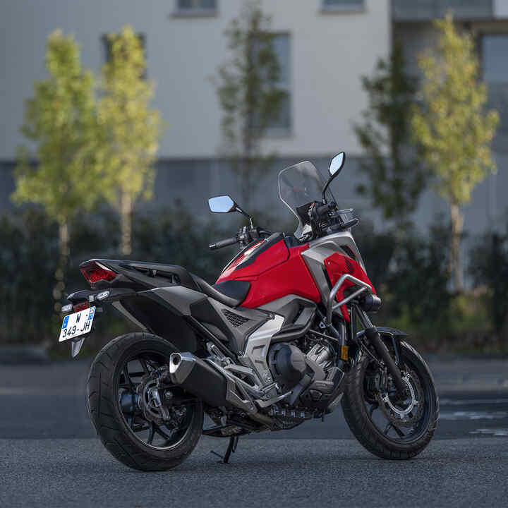 NC750X, statyczne ujęcie z tyłu z boku 