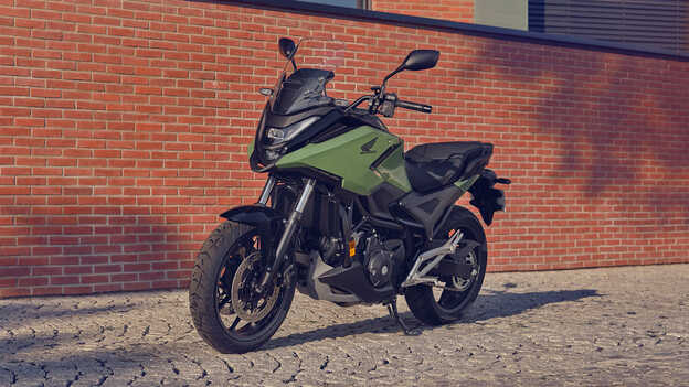 Motocykl Honda NC750X zaparkowany na ulicy.