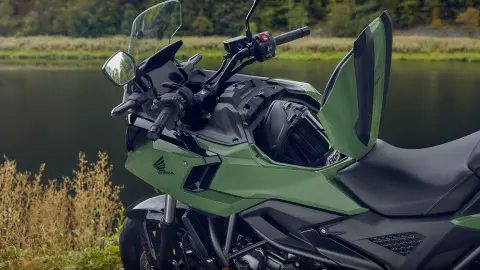 Widok z boku na 23-litrowy schowek Hondy NC750X.