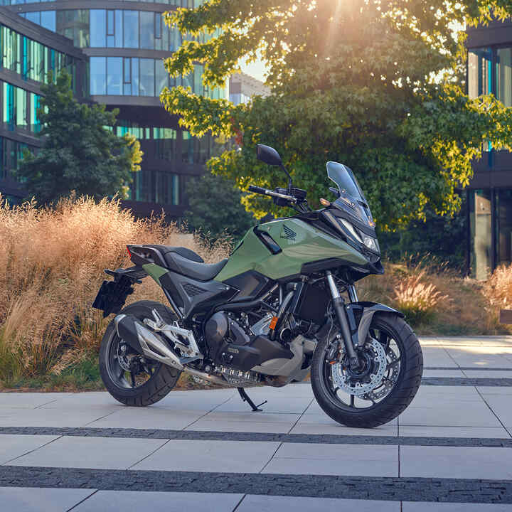 Motocykl Honda NC750X zaparkowany w mieście.