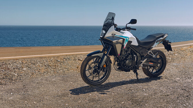 Honda NX500 - ujęcie z boku w terenie na wybrzeżu