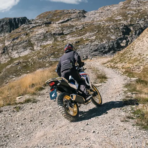 Widok z tyłu na Hondę XL750 Transalp w górskiej scenerii.