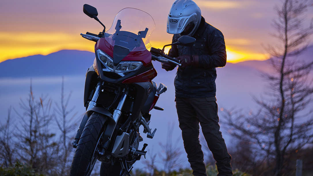 VFR800X zaparkowana przy polu obok stojącego kierowcy