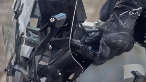 Zbliżenie regulowanej szyby motocykla Honda X-ADV.