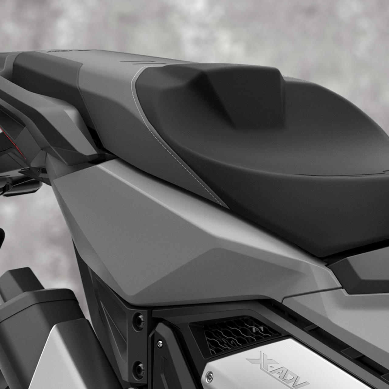 Zbliżenie siedzenia motocykla Honda X-ADV.