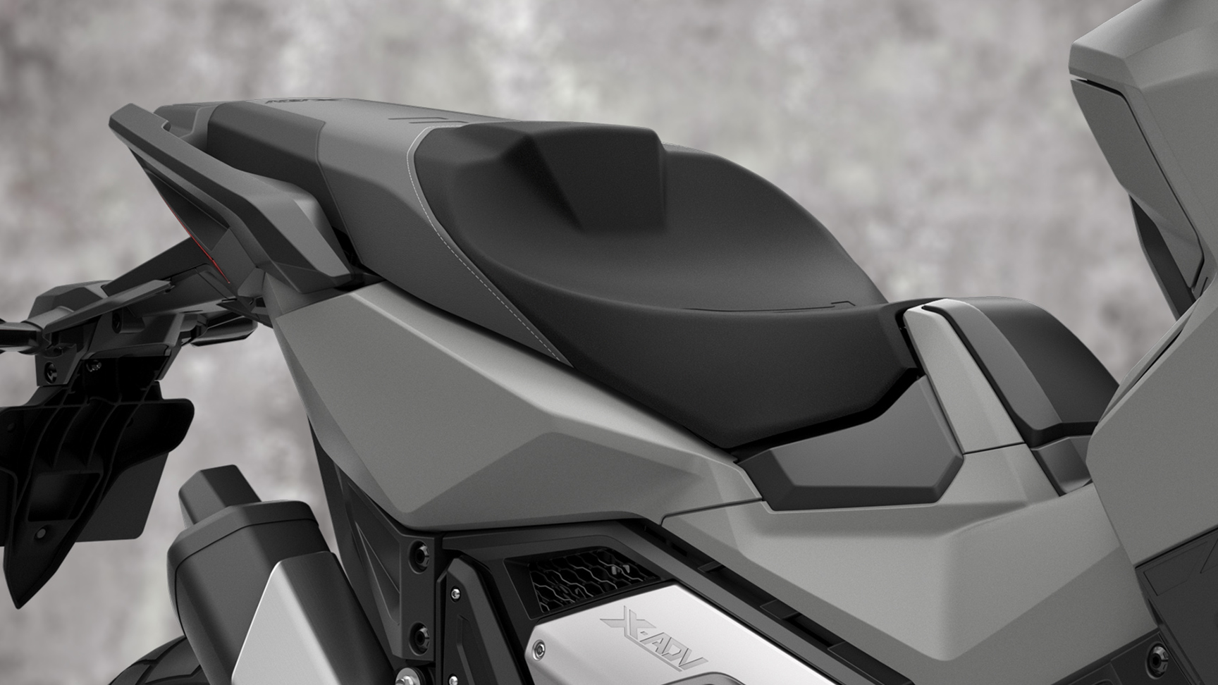 Zbliżenie siedzenia motocykla Honda X-ADV.