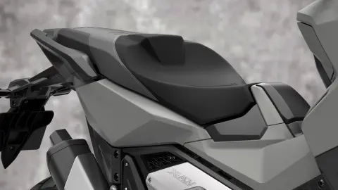 Zbliżenie siedzenia motocykla Honda X-ADV.
