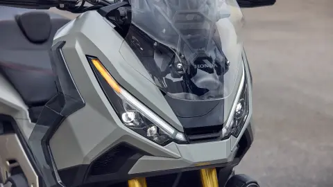 Podwójne reflektory projektorowe LED modelu X-ADV