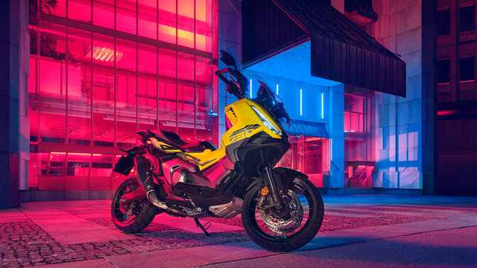 X-ADV Special Edition - widok 3/4 z przodu, ujęcie statyczne przed budynkiem