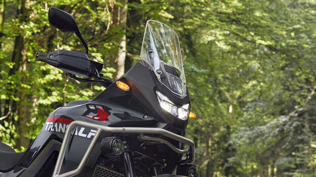 Zbliżenie na system ochrony przed wiatrem w motocyklu XL750 Transalp.