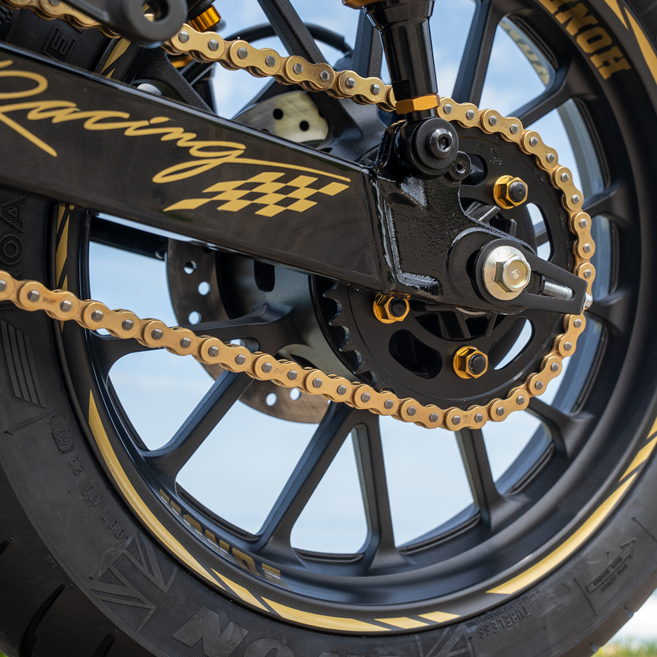 Tylne koło i łańcuch Grand(B)rix - spersonalizowanego motocykla GB350S