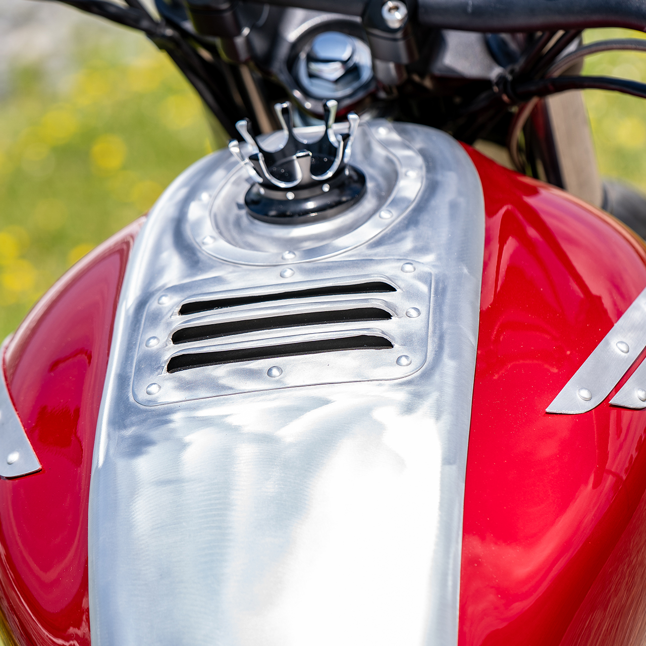 Silver Bullet - spersonalizowany GB350S z bliska