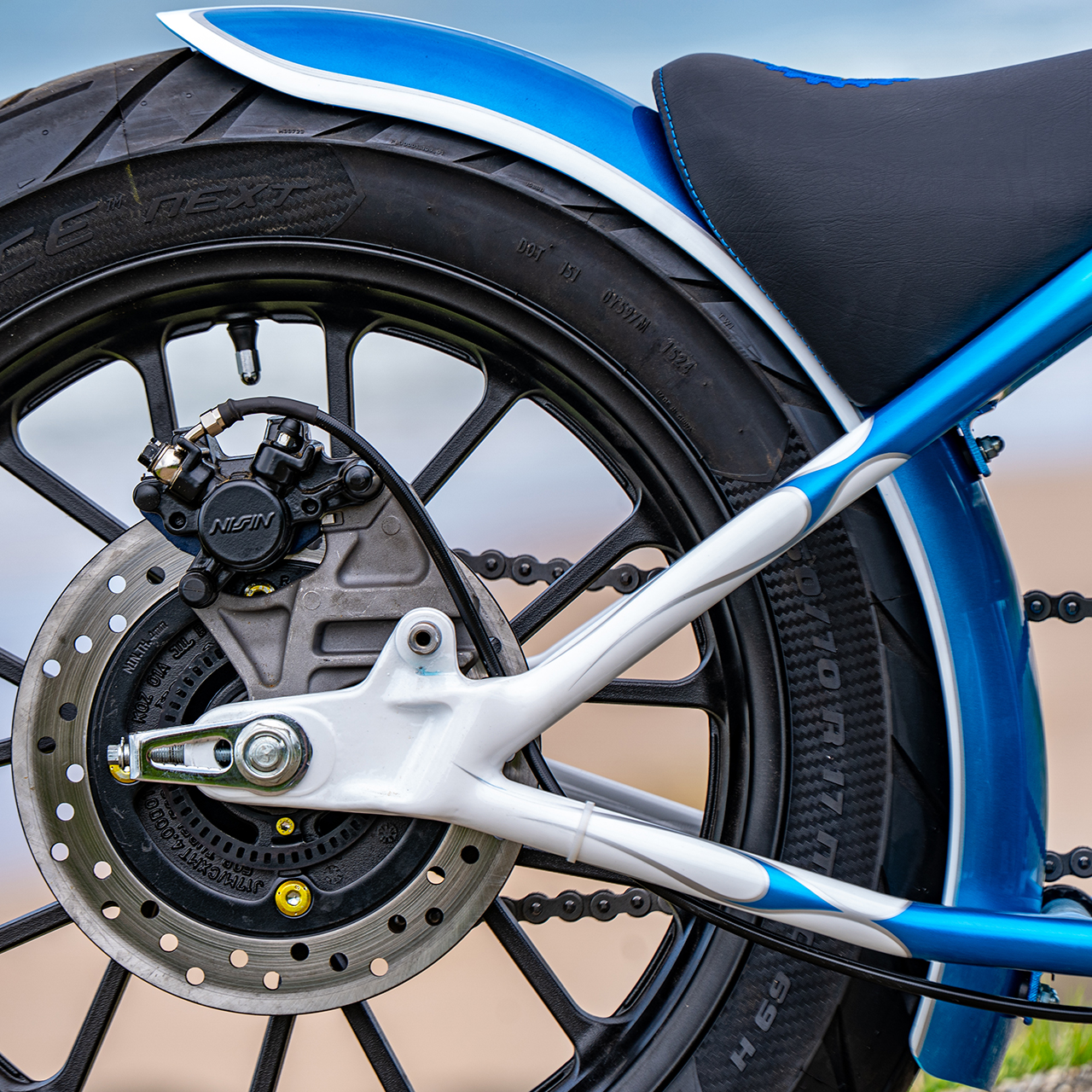 Tylne koło i wahacz spersonalizowanego motocykla GB350s - Hachimann