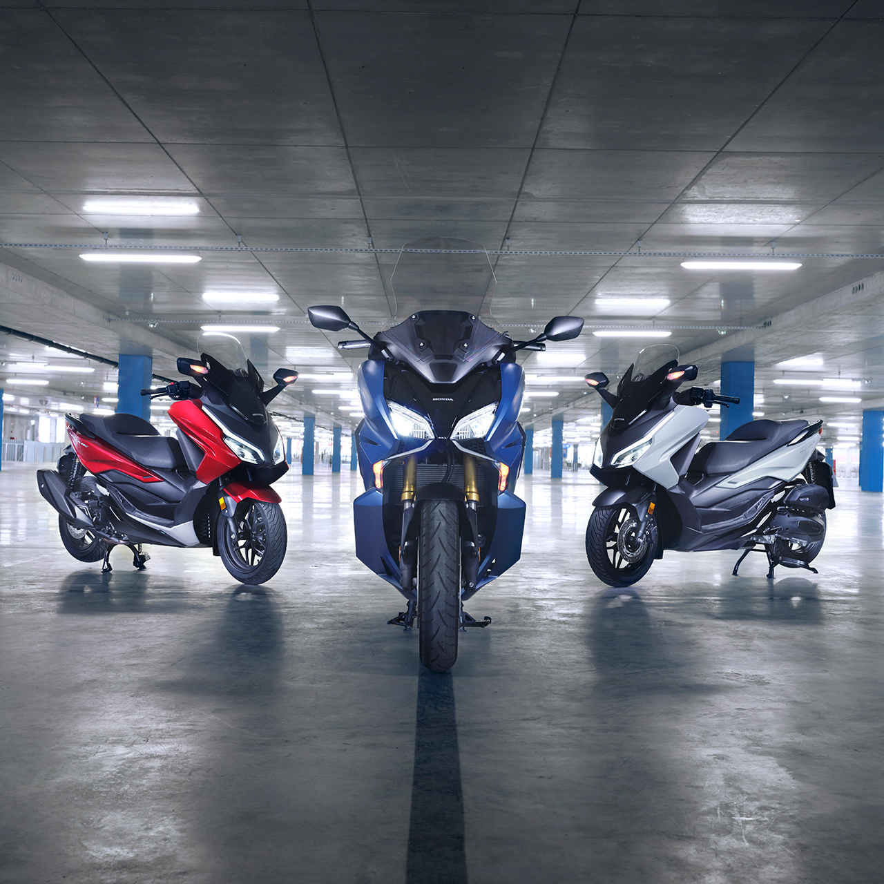 Rodzina motocykli Honda Forza na parkingu