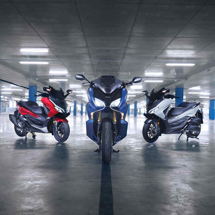 Rodzina motocykli Honda Forza na parkingu