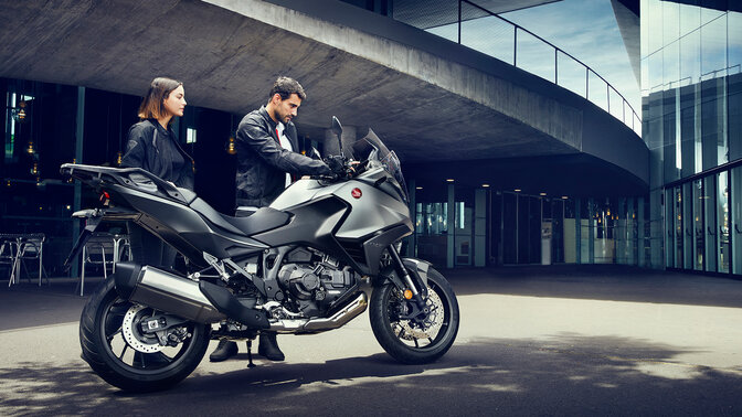 NT1100 z kierowcą i pasażerem