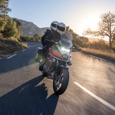 Gold Wing - ujęcie statyczne z kierowcą rozmawiającym z pasażerem