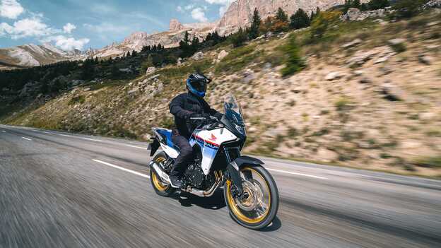 Dynamiczne ujęcie XL750 Transalp na drodze
