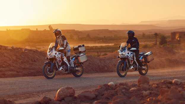 Africa Twin Adventure Sports na polnej drodze