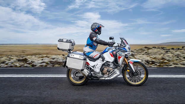 Africa Twin Adventure Sports z kierowcą na drodze