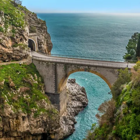 Most łukowy we Fiordo di Furore na wybrzeżu Amalfi we Włoszech w słoneczny dzień