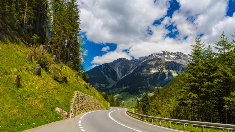 Droga wśród Alp, przez miejscowości Klosters-Serneus i Davos oraz szwajcarski region Gryzonia