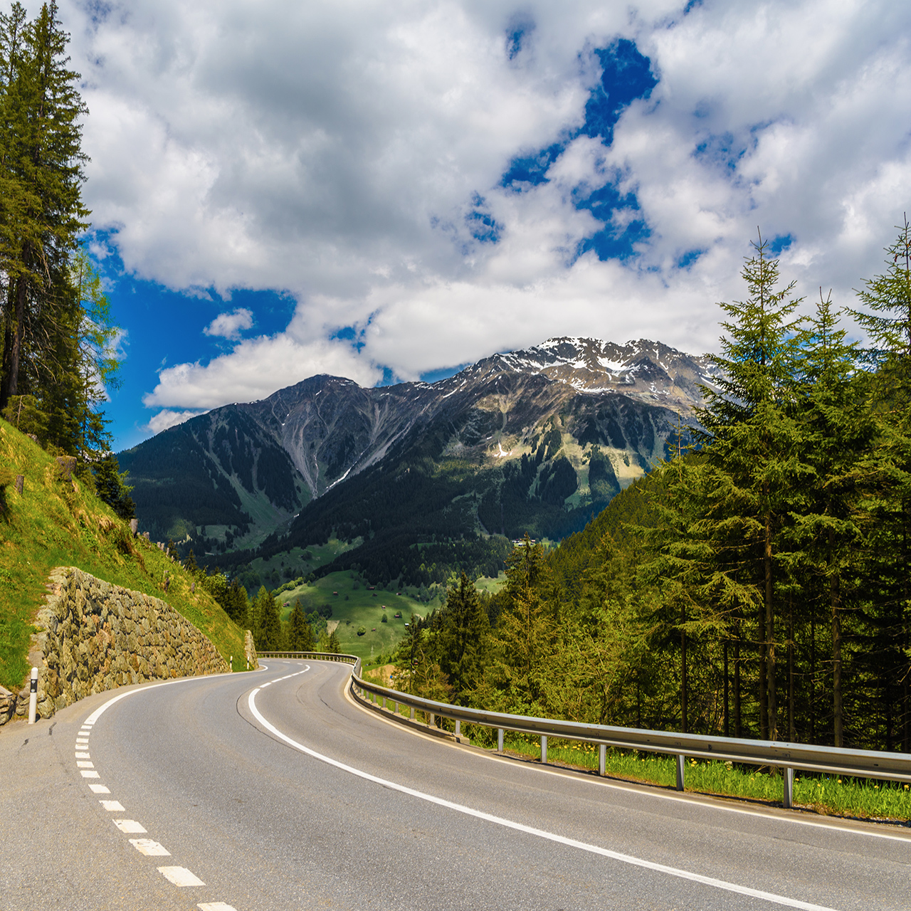 Droga wśród Alp, przez miejscowości Klosters-Serneus i Davos oraz szwajcarski region Gryzonia