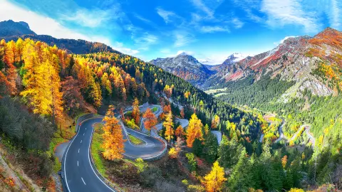 Oszałamiające widoki na przełęczy Maloja w porze jesieni. Kolorowa jesienna sceneria szwajcarskich Alp. Miejsca: przełęcz Maloya, region Engadyna, kanton Gryzonia, Szwajcaria, Europa