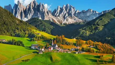 Słynna alpejska wioska Santa Maddalena z magicznie wyglądającymi Dolomitami w tle, dolina Val di Funes, region Trydent-Górna Adyga, Włochy