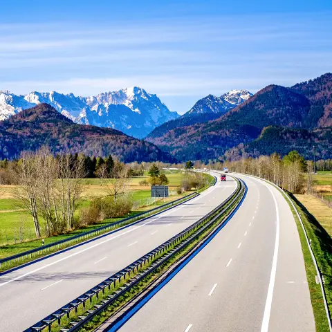 Autostrada wśród Alp - w pobliżu Garmisch-Partenkirchen