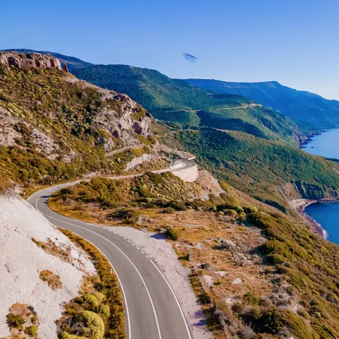 Widowiskowa droga z Alghero do Bosa na północy Sardynii, idealna na motocyklowe wakacje