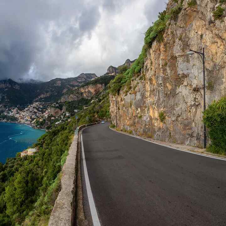 Malownicza droga przez skaliste klify i górskie krajobrazy nad Morzem Tyrreńskim. Wybrzeże Amalfi, Positano, Włochy. Podróż pełna przygód. Panorama.