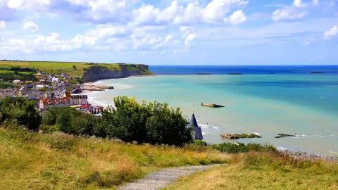 Widok na plaże z lądowania wojsk alianckich podczas D-Day w Arromanches les Bains, Normandia, Francja