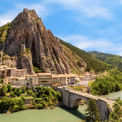 Sisteron w Prowansji - stare miasto we Francji