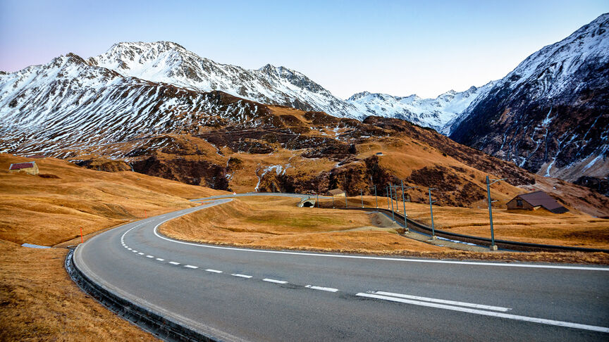 Droga prowadząca przez szwajcarskie Alpy w gminie Andermatt