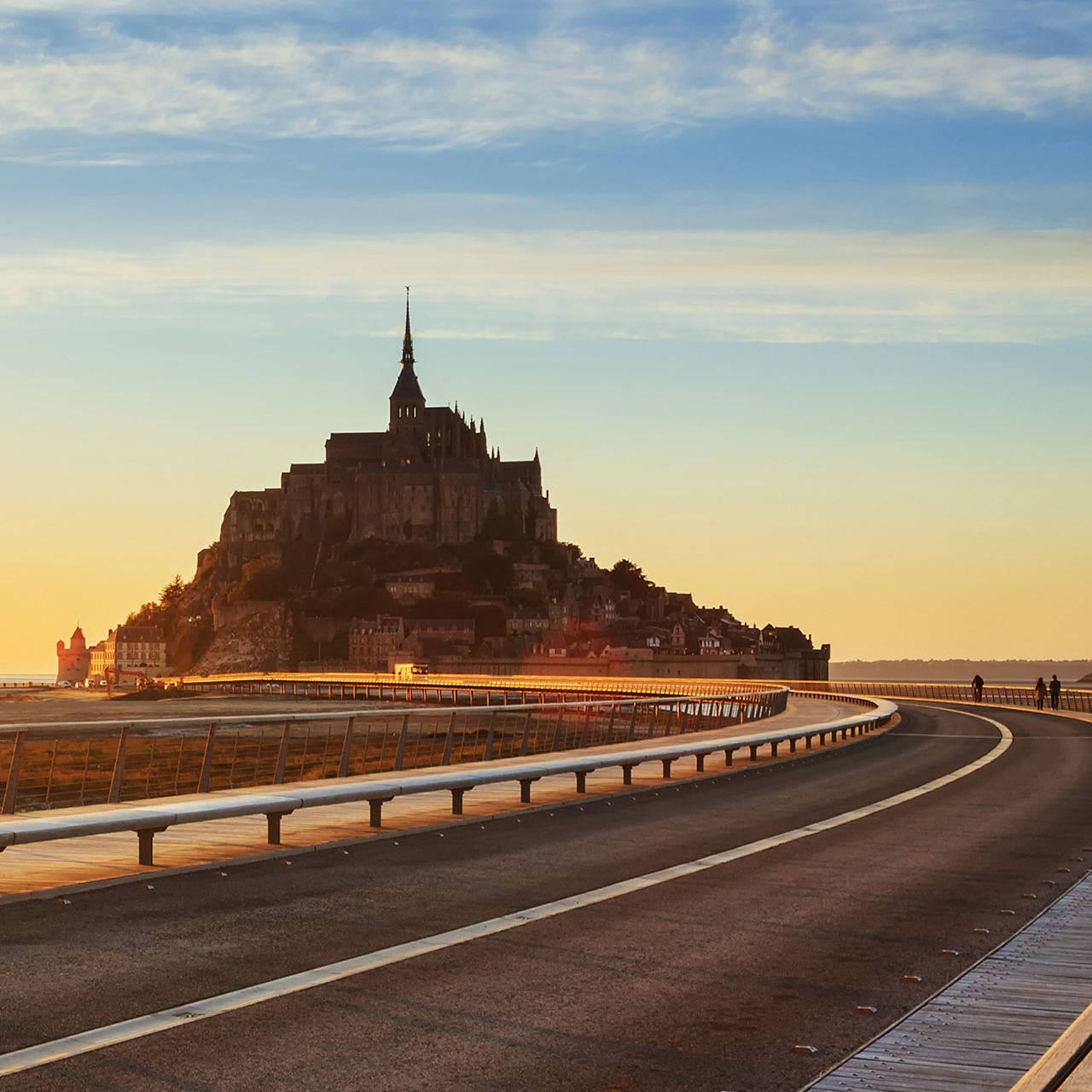 Droga do Mont Saint Michel o zachodzie słońca, Normandia. Francja.