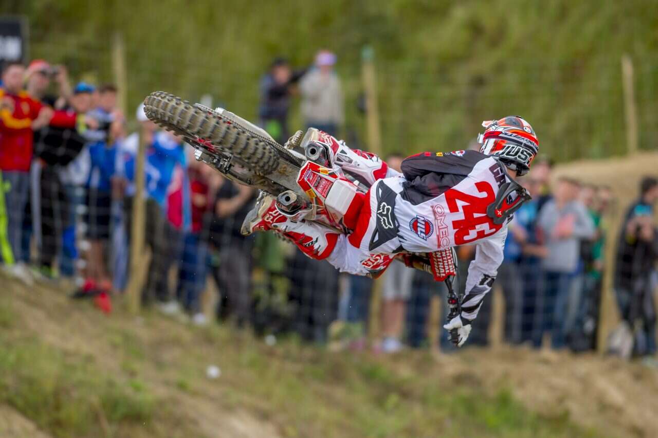 Tim Gajser skaczący na motocyklu Honda CRF450R