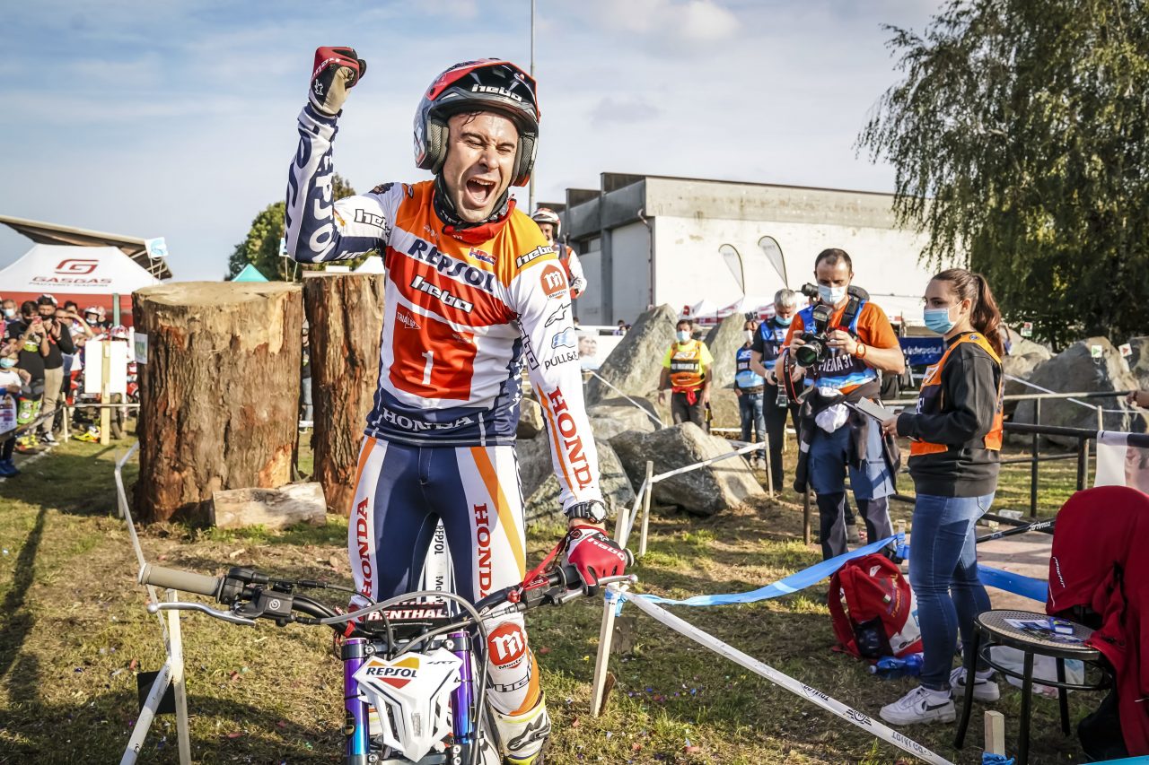 Toni Bou świętuje.