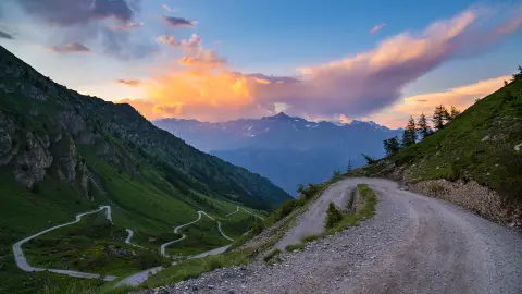 Droga wśród Alp, przez miejscowości Klosters-Serneus i Davos oraz szwajcarski region Gryzonia