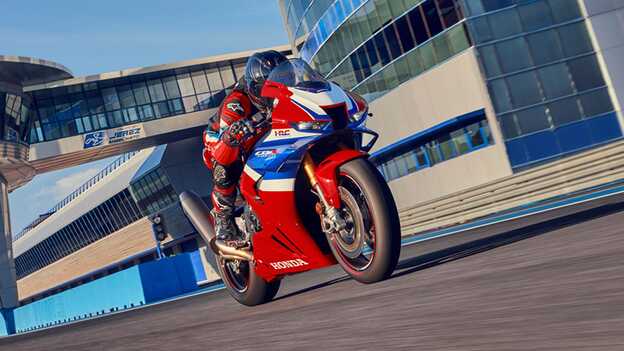 CB1000RR-R Fireblade na torze na prostej z kierowcą