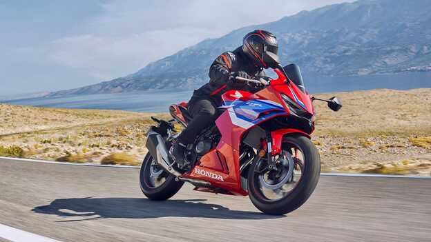 CBR500R na drodze, dynamiczne ujęcie z kierowcą