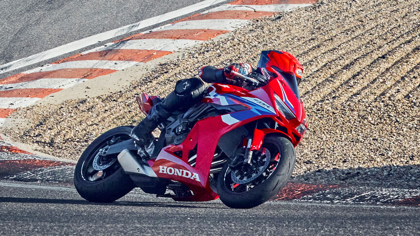 Fireblade z roku modelowego 2024 z kierowcą na torze