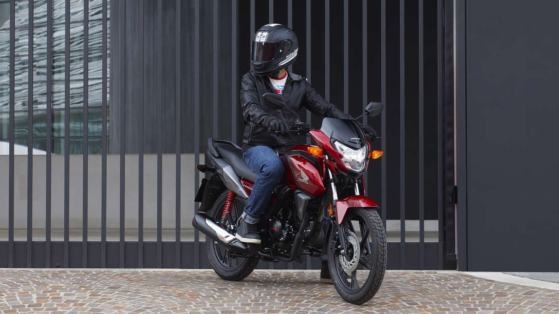 CB125F, widok z przodu z prawej strony, z motocyklistą.