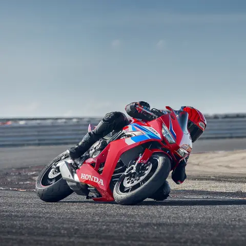 Honda CBR650R z elektronicznym sprzęgłem na torze