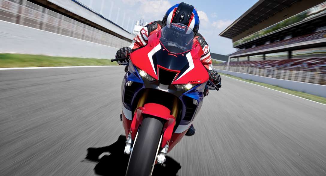 Honda CBR1000RR-R Fireblade SP z kierowcą na torze wyścigowym – widok z przodu