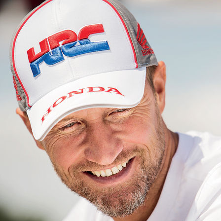 Mężczyzna noszący czapkę z daszkiem w barwach zespołu Honda HRC.