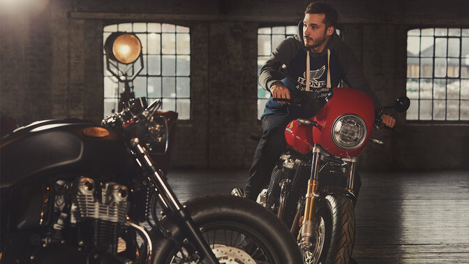 Model ubrany w bluzę z kapturem z linii Honda Vintage na motocyklu