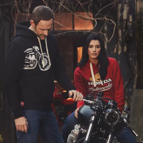 Linia odzieży Honda Vintage z roku 2024 z modelami i motocyklem